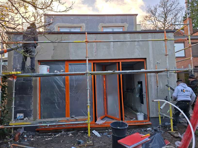 Het aanbrengen van e buitenbepleistering is gestart Het aanbrengen van e buitenbepleistering is gestart