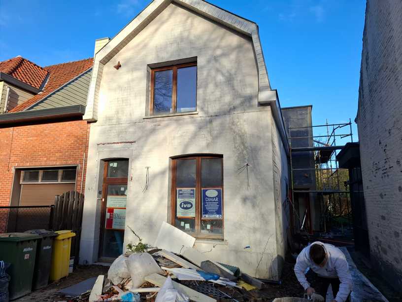 Het aanbrengen van e buitenbepleistering is gestart Het aanbrengen van e buitenbepleistering is gestart