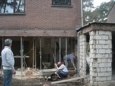 De gevelsteen rond de garage werd ook verwijderd